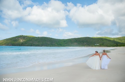The beautiful blue water and perfect white sand on flamenco beach make for great wedding photography. 