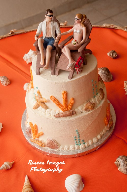 Tropical be achy wedding cake with fun beach chair cake topper. Perfect for a destination wedding in Rincon, Puerto Rico. Wedding photograph by Rincon Images wedding photography. Wedding photographer in Rincon, Puerto RIco.