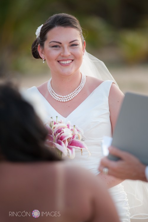 Elizabeth look beautiful in her simple white wedding dress. The wedding was filled with ocean inspired details right down to her pearl necklace.